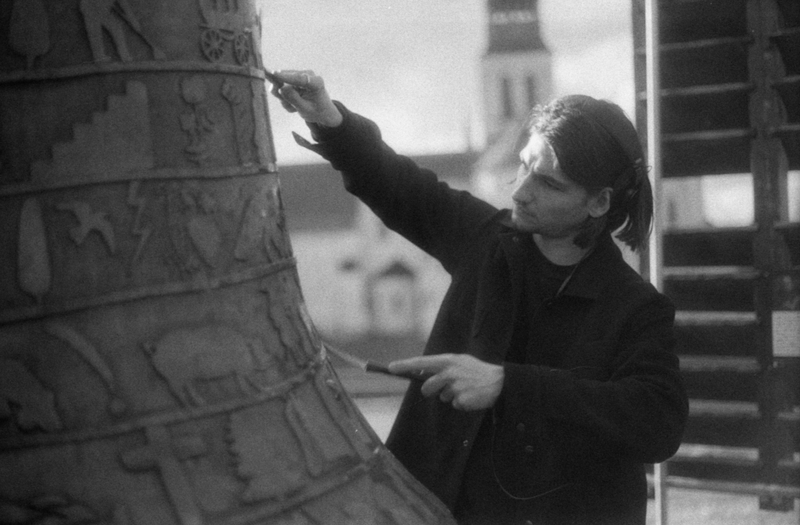 Matisse Vrignaud joue aux balais sur une cloche de l'abbaye