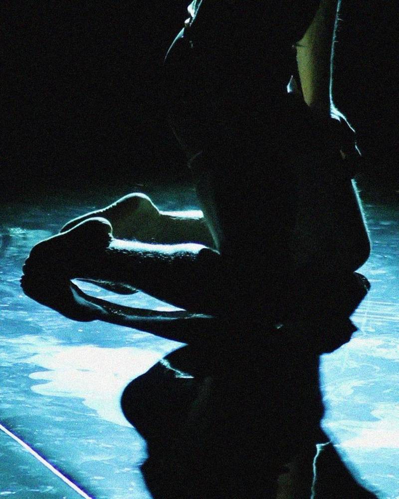 Liam Warren à genoux dans la performance « Breathing »