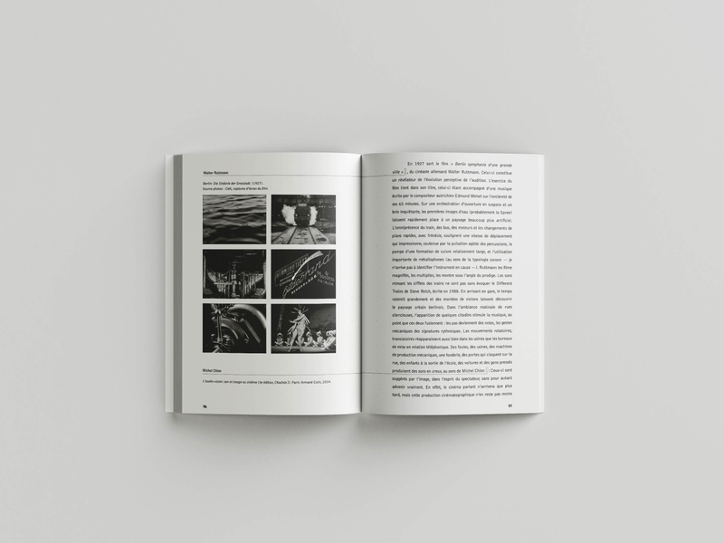 La page de gauche du livre montre des images de « Berlin, symphonie d’une grande ville » de Walter Ruttmann