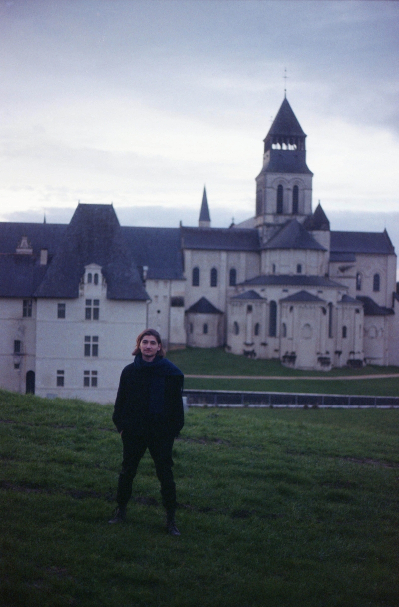 Matisse Vrignaud devant l'abbaye de Fontevraud