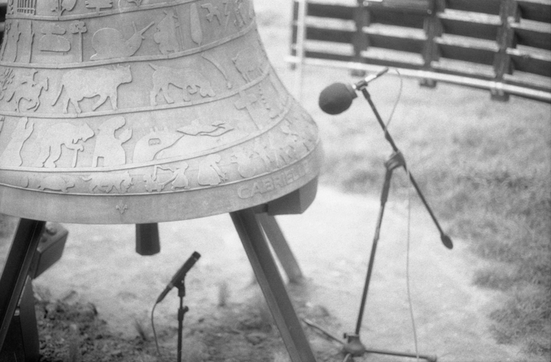 Deux microphones sont installés sur une cloche