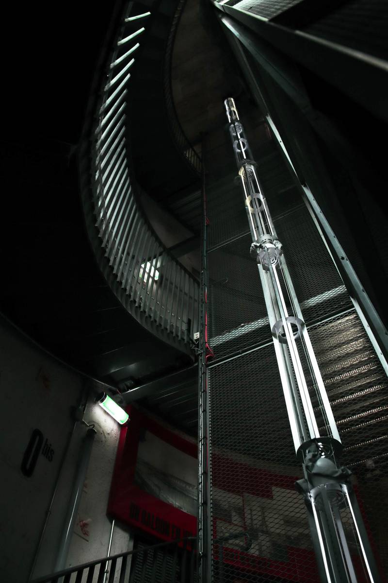 Un chandelier installé dans la cage d’escalier