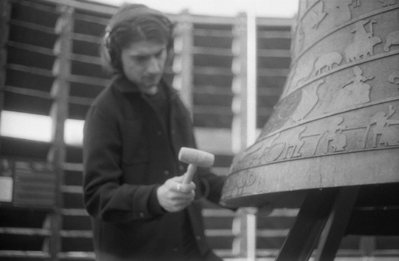 Matisse Vrignaud joue avec un marteau sur une cloche de l'abbaye