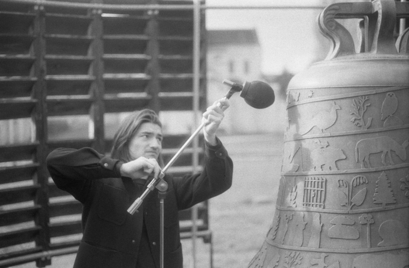 Matisse Vrignaud installe un microphone sur une cloche