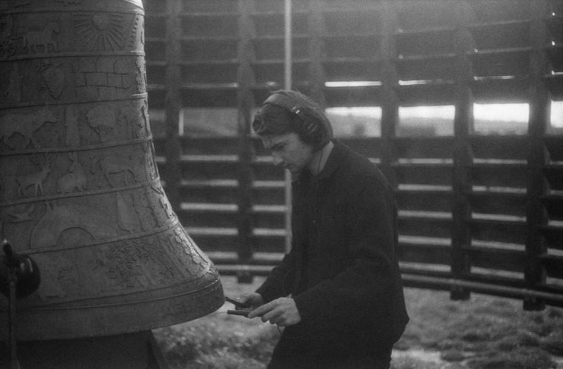 Matisse Vrignaud joue sur une cloche de l'abbaye