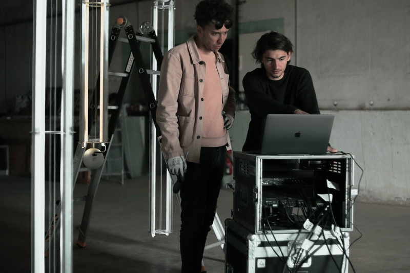 Pierre Graveleau de Studio AA et Matisse Vrignaud discutant pendant le montage à blanc de l’installation