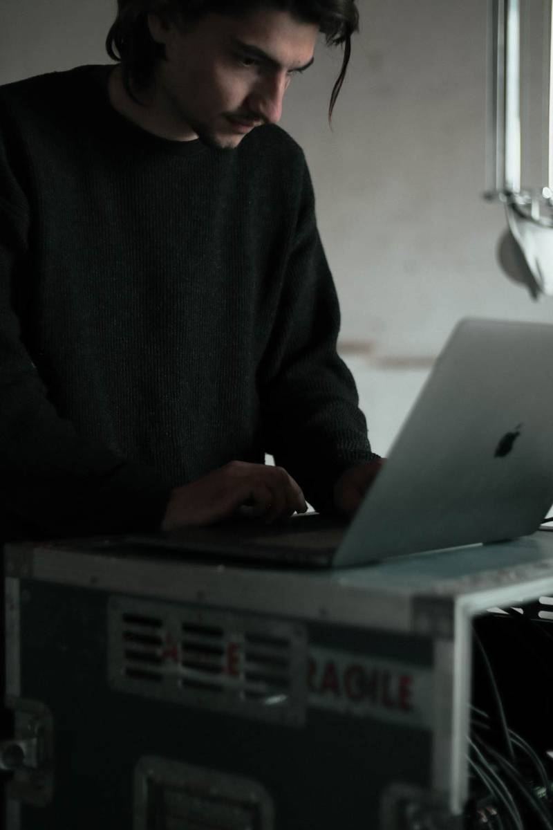Matisse Vrignaud travaillant sur son ordinateur