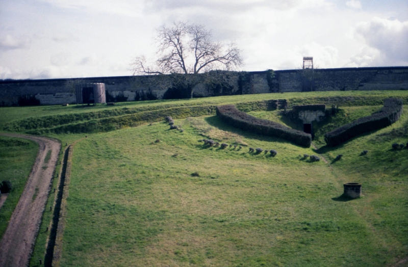 Vue du jardin de l'abbaye de Fontevraud